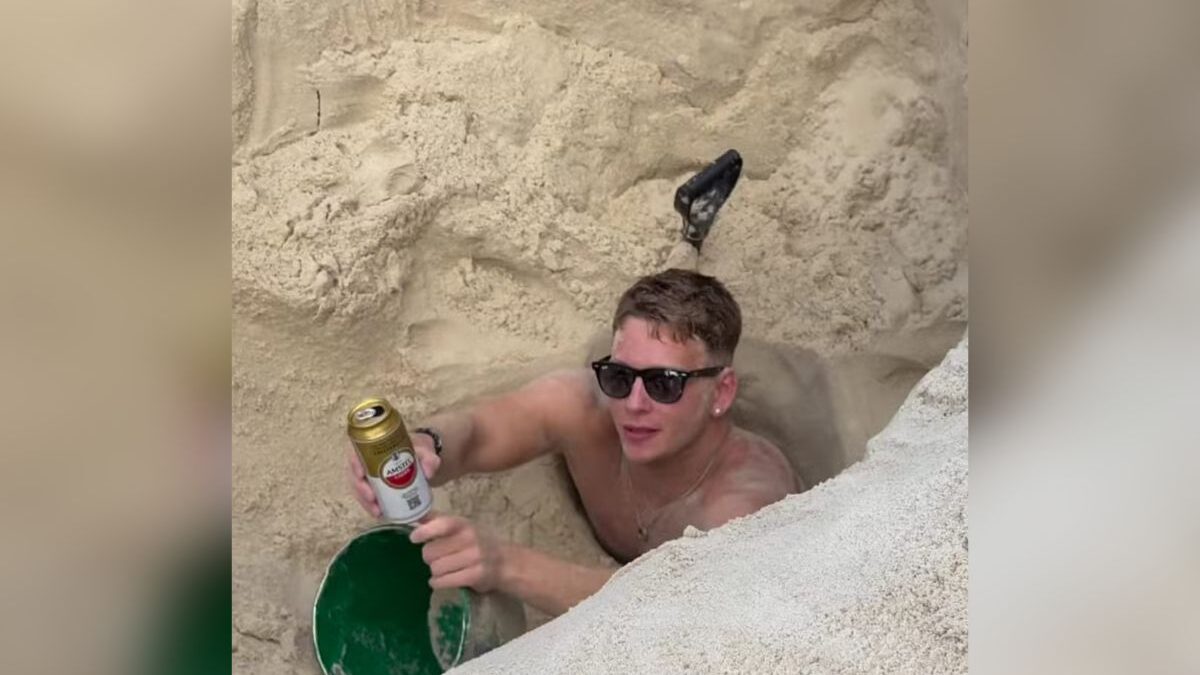 Turista atolado em buraco da praia (Foto: Reprodução)