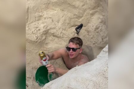 Turista atolado em buraco da praia (Foto: Reprodução)