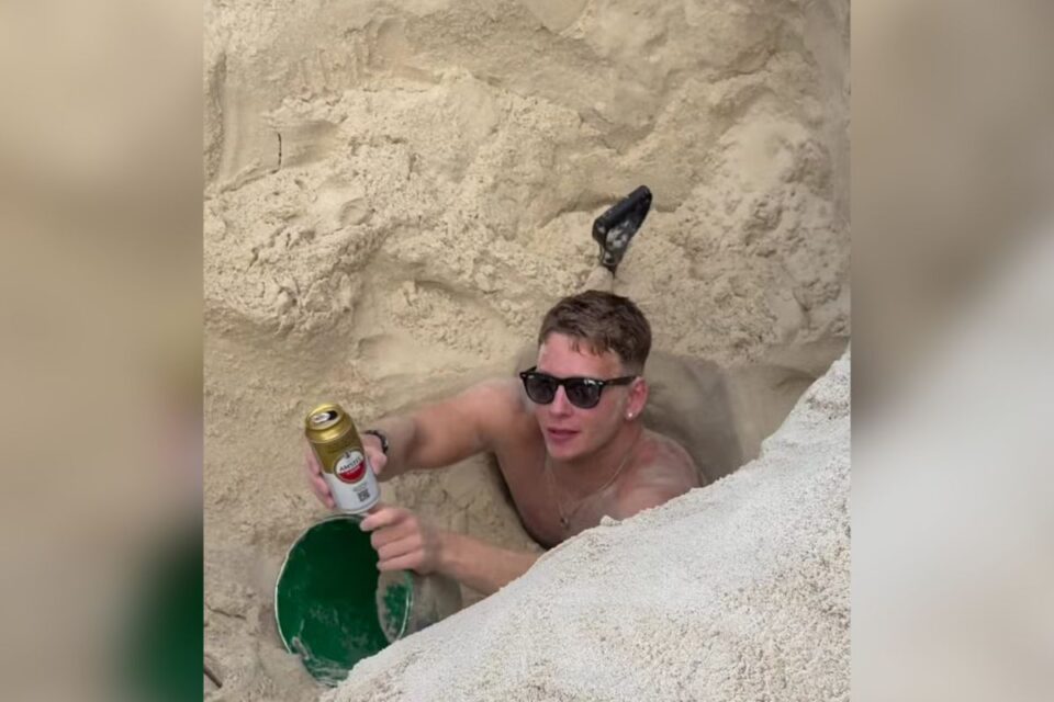 Turista atolado em buraco da praia (Foto: Reprodução)