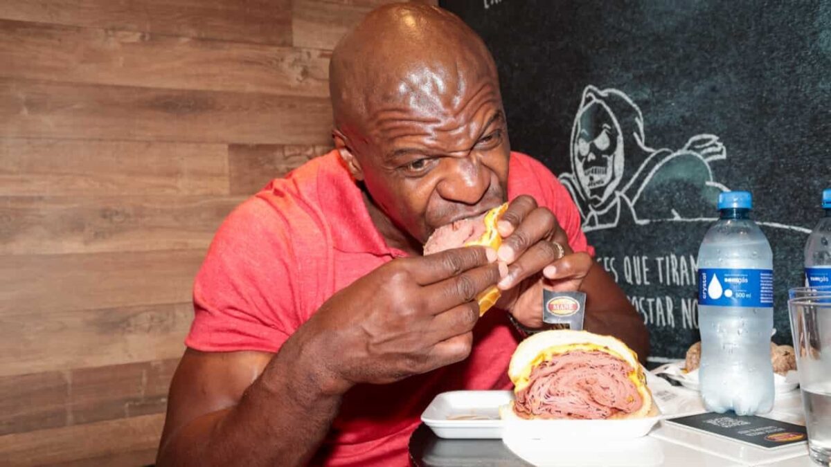 Terry Crews visita novamente o Mercadão de São Paulo e experimenta pratos tradicionais