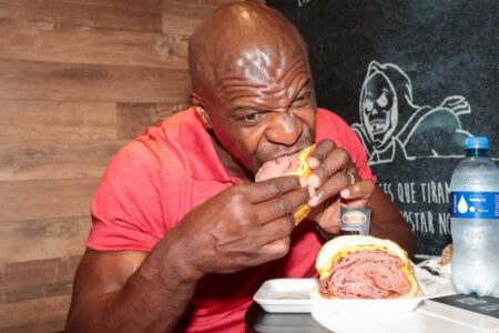 Terry Crews visita novamente o Mercadão de São Paulo e experimenta pratos tradicionais