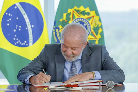 Lula assina decreto que disciplina ensino à distância no Brasil (Foto: Governo Federal)