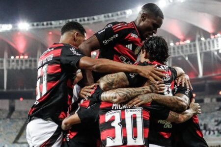 Jogadores do Flamengo comemoram gol