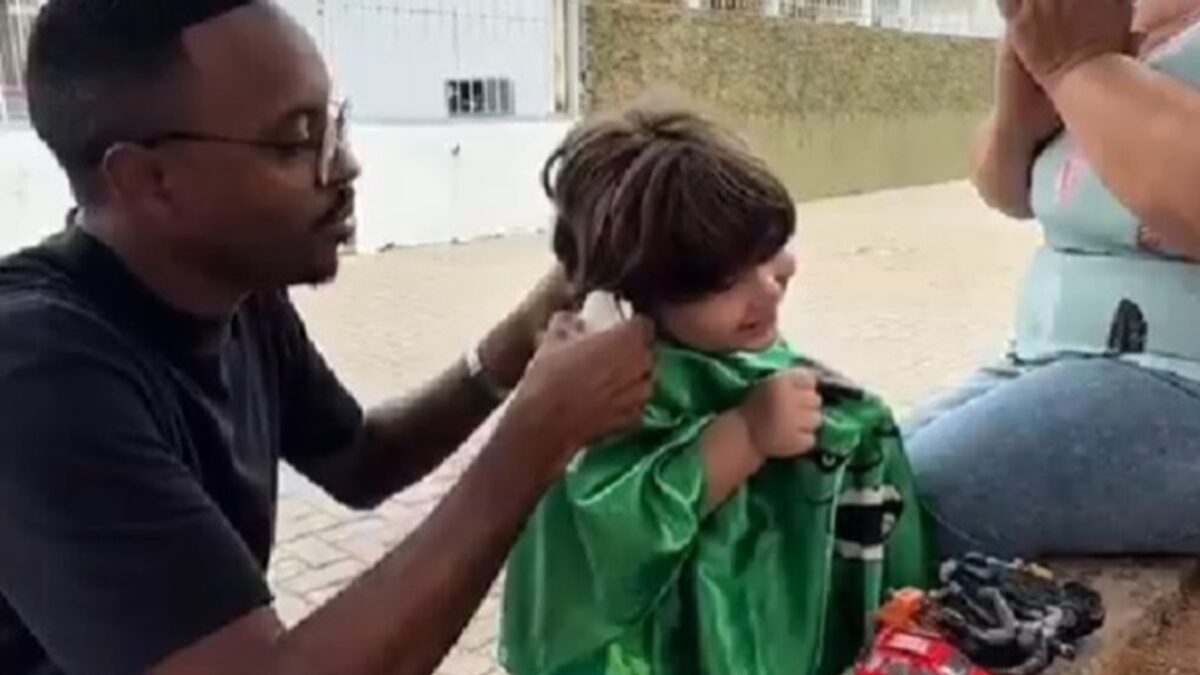 Barbeiro viraliza cortando cabelo de crianças com autismo; vídeo Vídeos de Renan Santana possuem milhões de visualizações