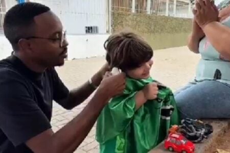 Barbeiro viraliza cortando cabelo de crianças com autismo; vídeo Vídeos de Renan Santana possuem milhões de visualizações