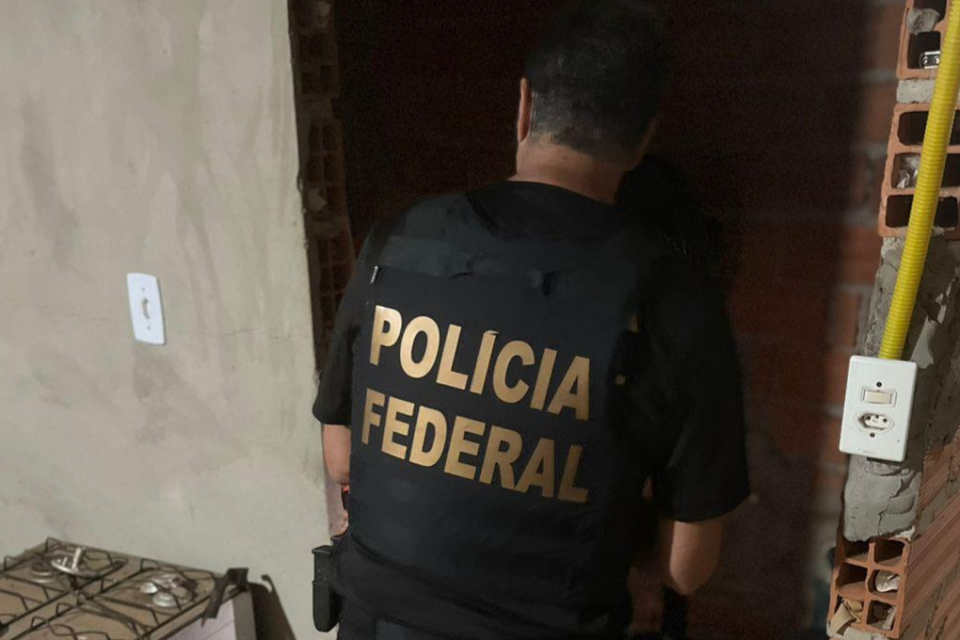 Operação da Polícia Federam cumpre quase 40 mandados judiciais contra o tráfico de drogas em Goiás