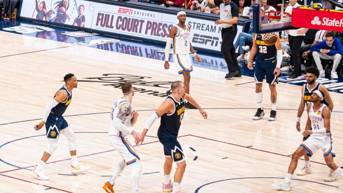 Oklahoma vence fora de casa e iguala série de jogos