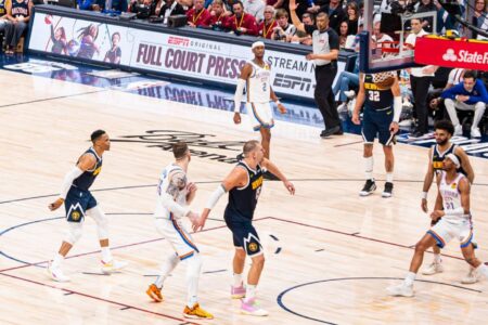 Oklahoma vence fora de casa e iguala série de jogos