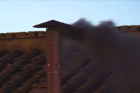 Fumaça preta sai da chaminé da Capela Sistina; ainda não há papa (Foto: Reprodução)