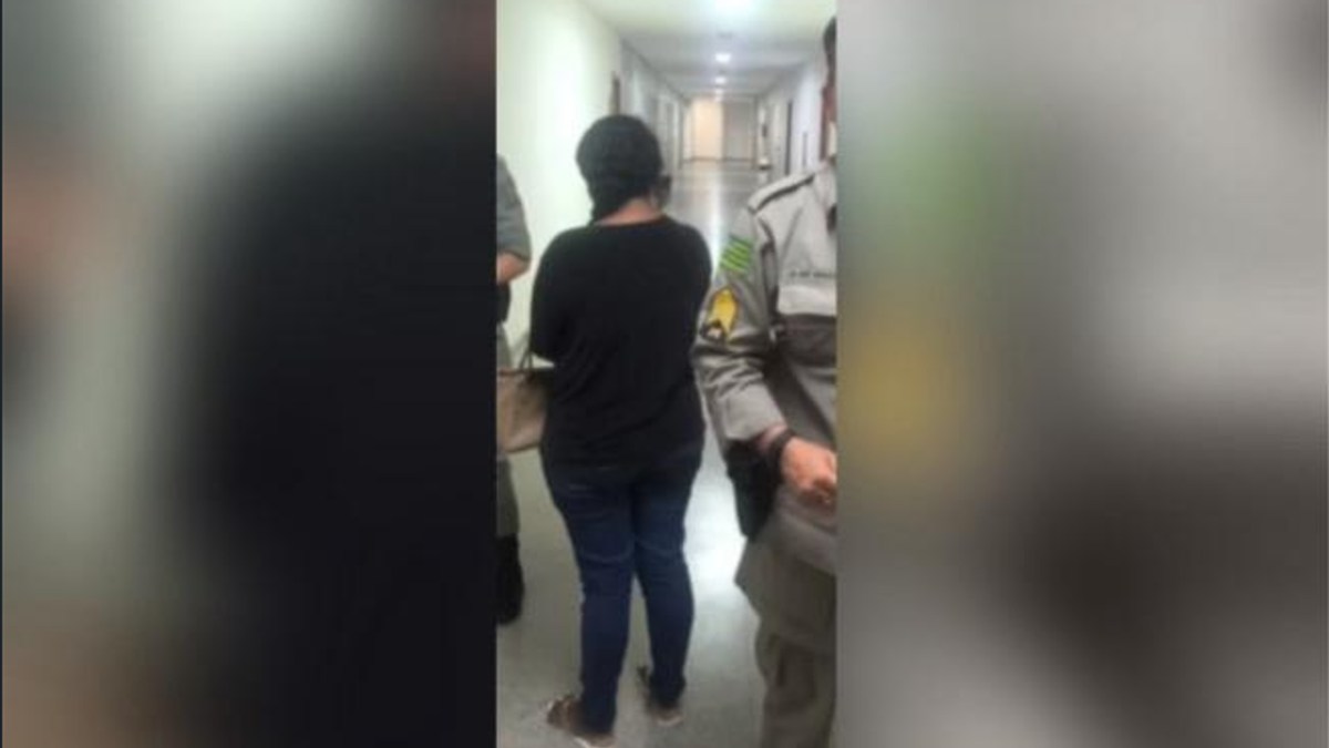 Mulher presa por estupro de vulnerável (Foto: Reprodução)