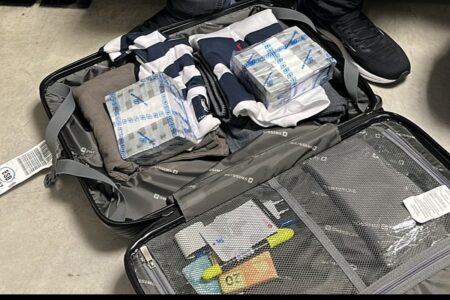 Imagem da apreensão da mala no aeroporto de Brasília