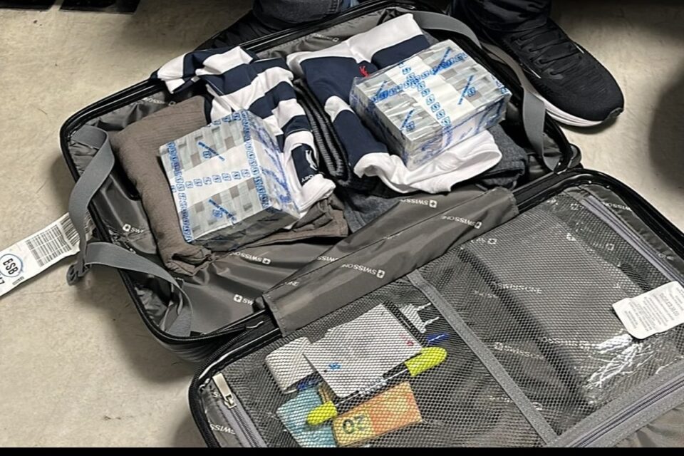 Imagem da apreensão da mala no aeroporto de Brasília