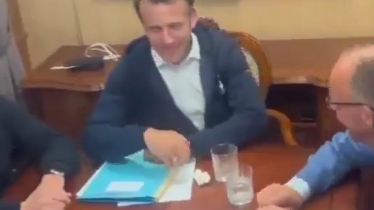 Macron com o infame pacote branco à frente (Foto: Reprodução)