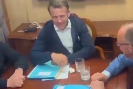 Macron com o infame pacote branco à frente (Foto: Reprodução)