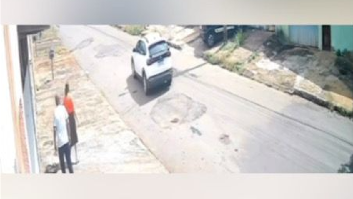 Motorista iniciou a corrida e abandonou o passageiro (Foto: Reprodução)