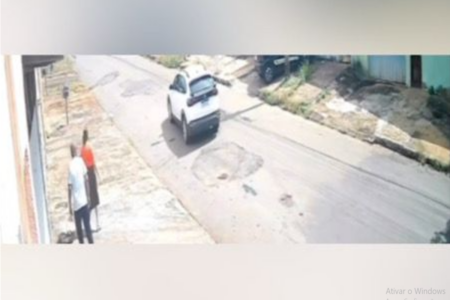 Motorista iniciou a corrida e abandonou o passageiro (Foto: Reprodução)