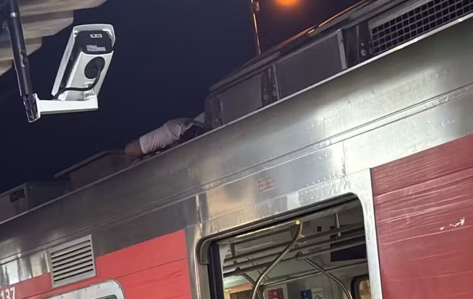 Homem morre eletrocutado ao subir no teto de trem em São Paulo Suspeita é que ele faria o chamado surfe ferroviário, pratica proibida