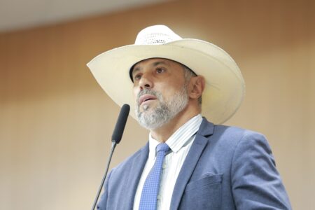 TRE-GO rejeita denúncia contra o deputado Amauri Ribeiro por suposta fala discriminatória