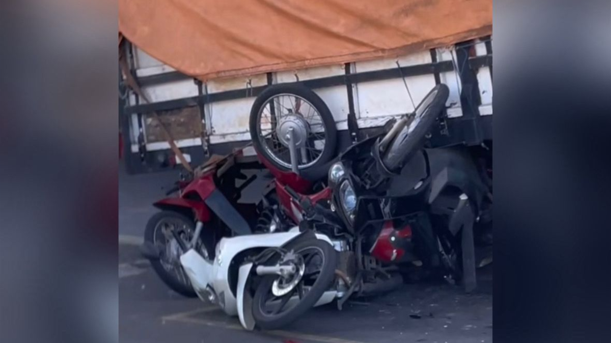 Motos atingidas por caçamba de carreta (Foto: Reprodução)