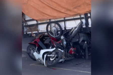 Motos atingidas por caçamba de carreta (Foto: Reprodução)