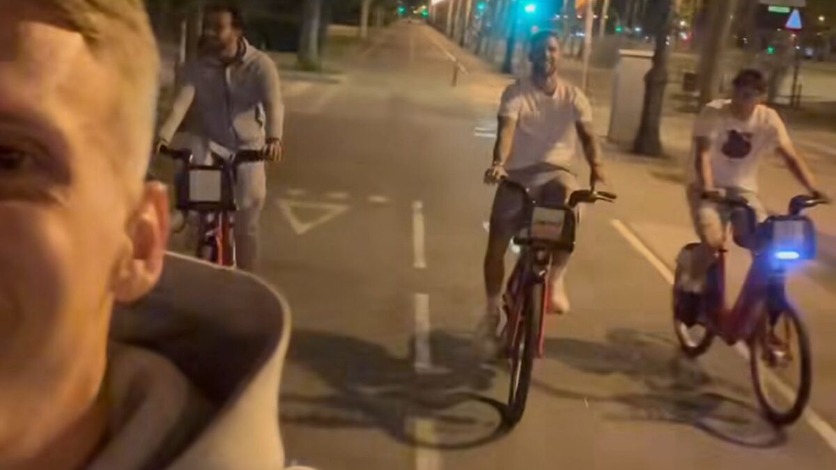 Jogadores vão até comemoração do título do Barça de bicicleta
