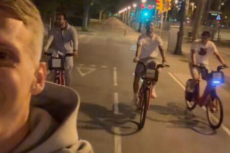 Jogadores vão até comemoração do título do Barça de bicicleta