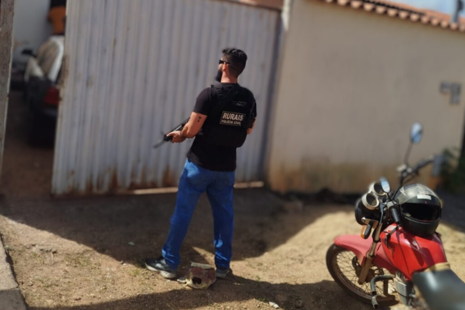 Polícia cumpre mandados contra grupo suspeito de aplicar golpes com cheques sem fundo na compra de gado em duas cidades goianas