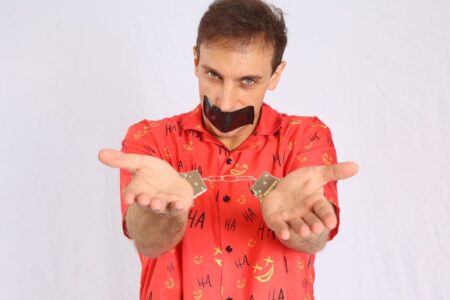 Quais piadas levaram Léo Lins a ser condenado a mais de 8 anos de prisão? Humorista fez piadas contra diversos grupos sociais