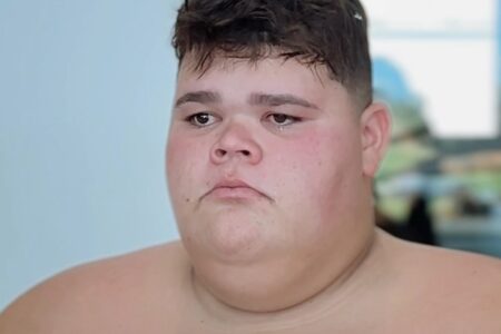 Recém-solteiro, Gordão da XJ aparece com namorada reborn; foto Influenciador terminou o namoro com Nicolle Caroline