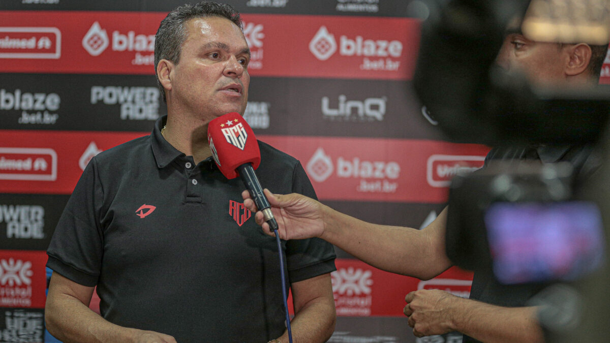 Adson reclama da arbitragem, mas valoriza resultado