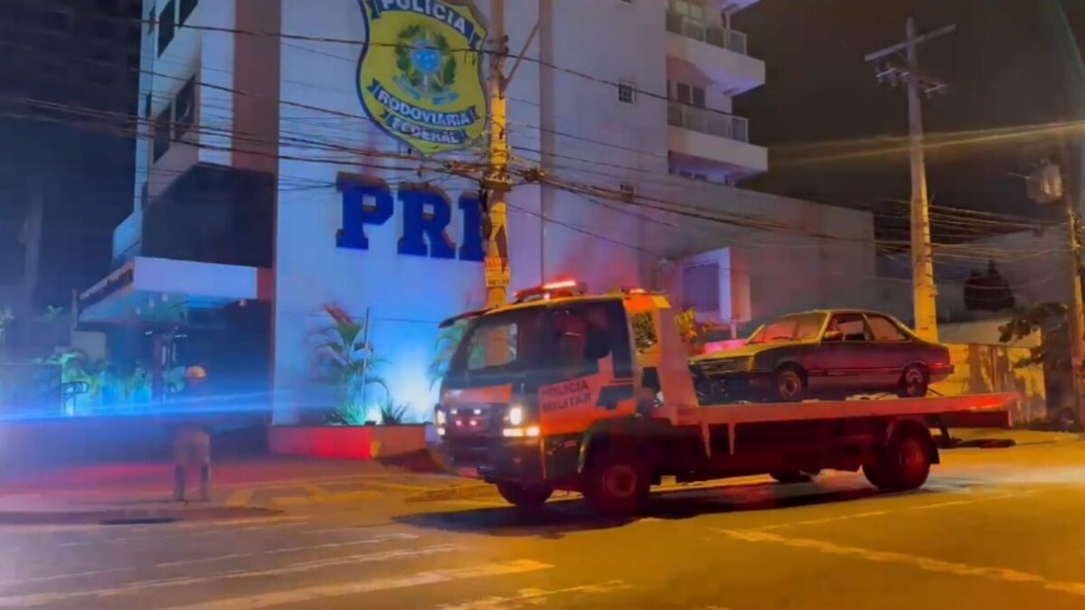 Imagem do carro em frente a sede da PRF