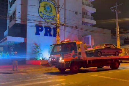 Imagem do carro em frente a sede da PRF