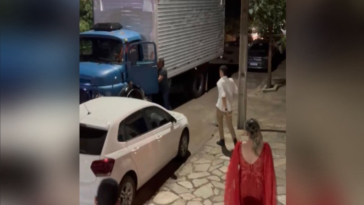 Caminhoneiro arrastou carros e fugiu (Foto: Reprodução)