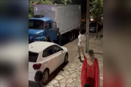 Caminhoneiro arrastou carros e fugiu (Foto: Reprodução)