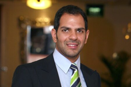 Bilionário indiano morre após engolir uma abelha Sunjay Kapur, de 53 anos, era companheiro de polo do príncipe William