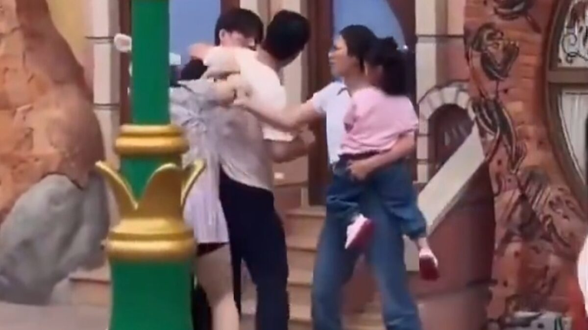 Briga na Disney após casal furar fila termina com criança agredida; vídeo Caso aconteceu na atração Crazy Animal City, em Xangai