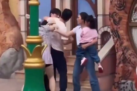 Briga na Disney após casal furar fila termina com criança agredida; vídeo Caso aconteceu na atração Crazy Animal City, em Xangai