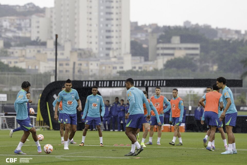 Jogadores do Brasil durante treino para jogos das Eliminatórias