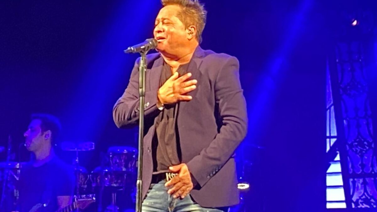Fã joga água na cara de Leonardo, que fazia show bêbado; vídeo Momento viralizou na web e gerou uma enxurrada de comentários