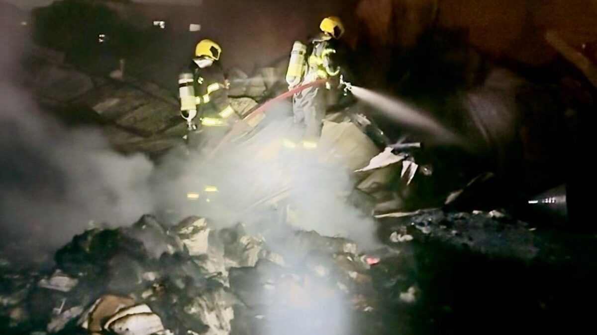 Incêndio atinge galpão de reciclagem no Parque Amazônia, em Goiânia