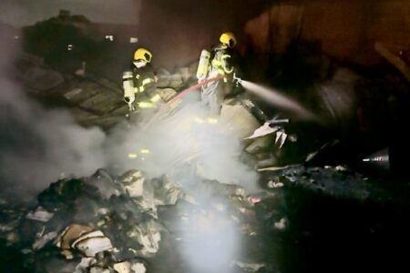 Incêndio atinge galpão de reciclagem no Parque Amazônia, em Goiânia