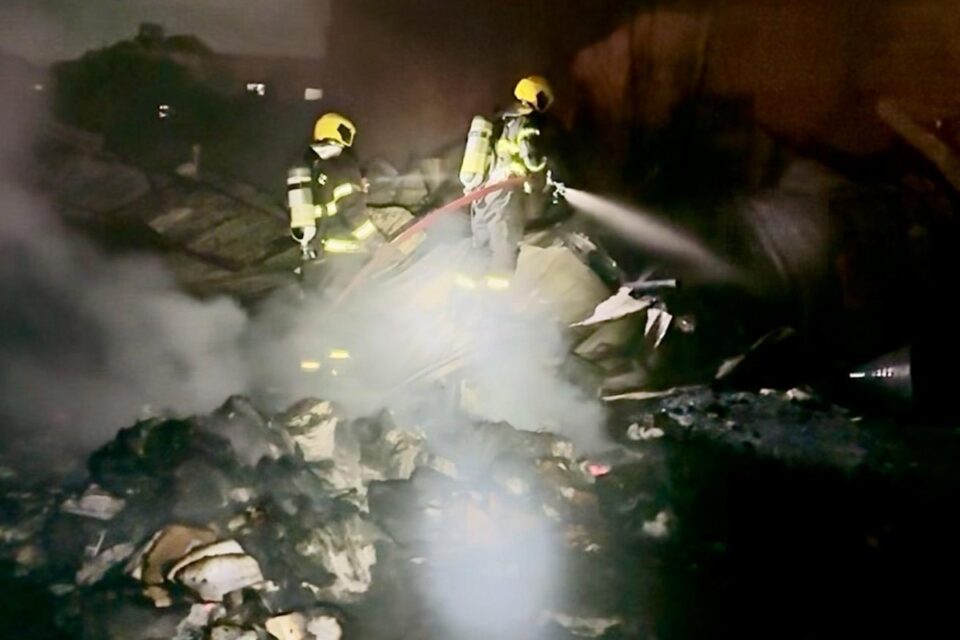 Incêndio atinge galpão de reciclagem no Parque Amazônia, em Goiânia