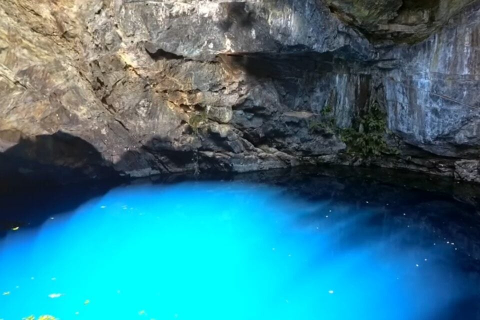 Buraco do Inferno: caverna de profundidade desconhecida em Goiás Lugar de túneis submersos e águas azuis cristalinas Padre Bernardo