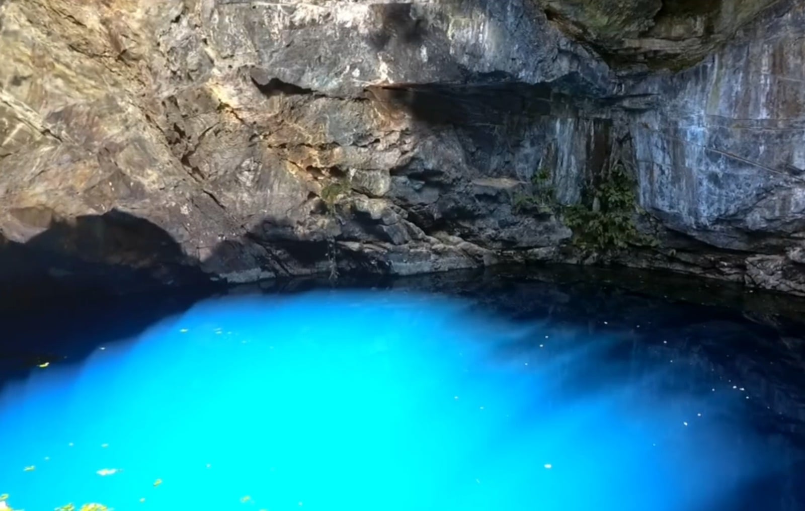 Buraco do Inferno: caverna de profundidade desconhecida em Goiás Lugar de túneis submersos e águas azuis cristalinas Padre Bernardo