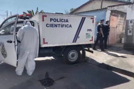 Imagem do carro da Polícia Científica