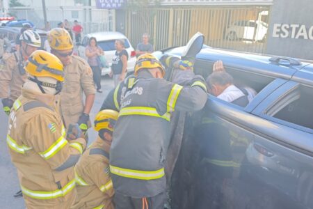 Idoso de 60 anos fica ferido após capotar carro em Goiânia