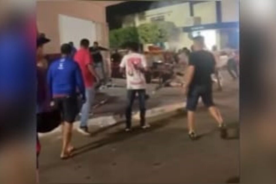 Imagem da pancadaria em um bar