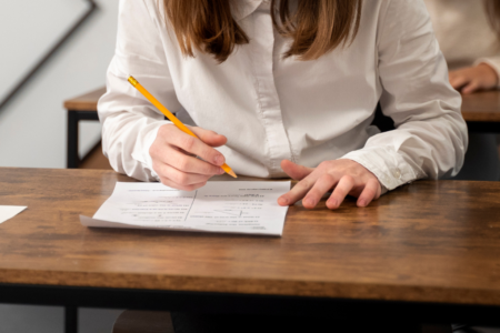 Imagem de uma pessoa realizando uma prova