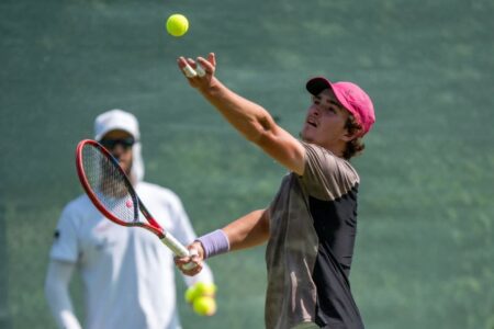 João Fonseca vence primeiro set, mas leva virada e é eliminado