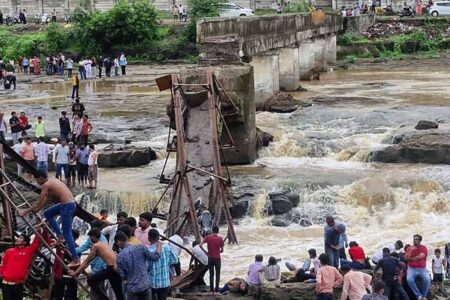 Ponte desaba e deixa seis mortos na Índia; vídeo A estrutura cedeu sobre o rio Indrayani; mais de trinta pessoas ficaram feridas
